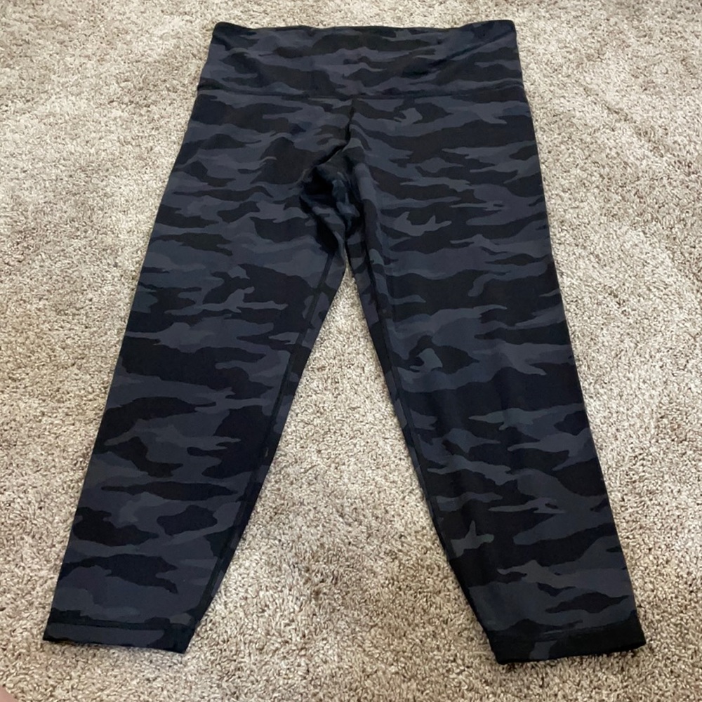 Like new Athleta camo Elation 7/8